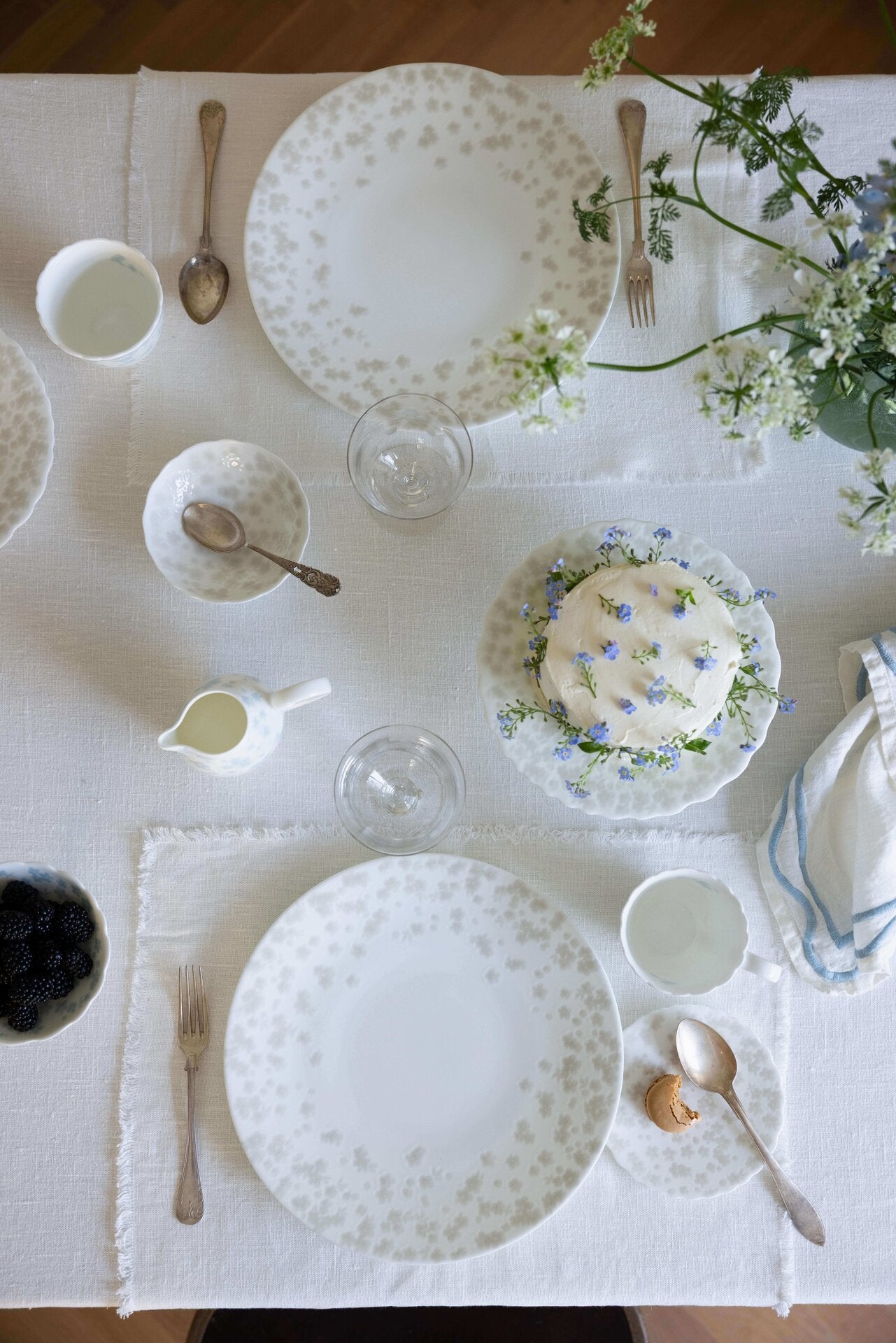 Slåpeblom varmgrå tallerken, 28 cm