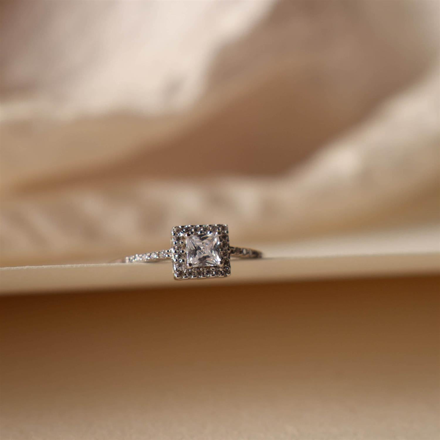 Luxe ring i sølv med zirkonia