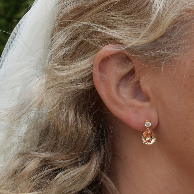 NOVIA DRÅPE ØREDOBBER I FORGYLT SØLV, HVIT/CHAMPAGNEFARGET ZIRKONIA