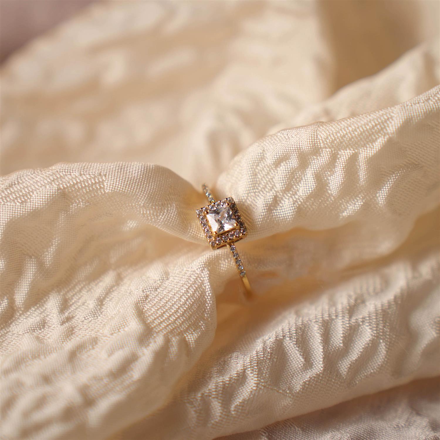 Luxe ring i forgylt sølv med zirkonia