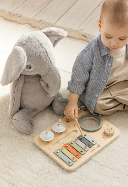 Aktivitetsbrett i tre med musikk