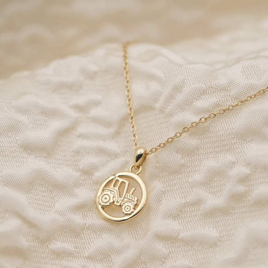 Smykke i forgylt sølv, traktor