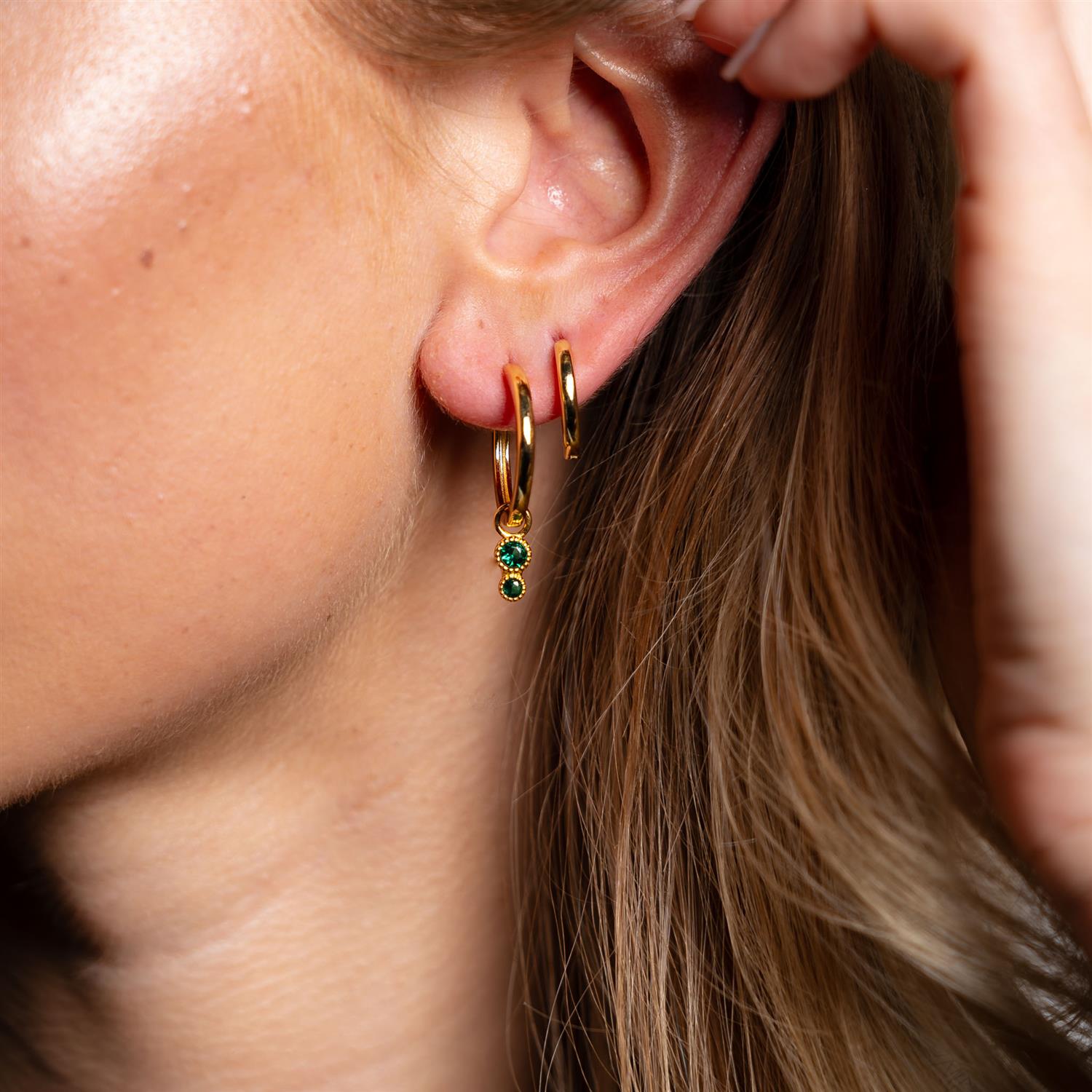 Nora Mørk Duo charms i forgylt sølv med grønn zirkonia