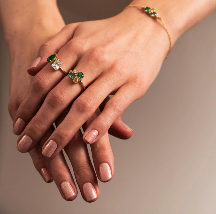GLAM RING MED GRØNNE ZIRKONIA
