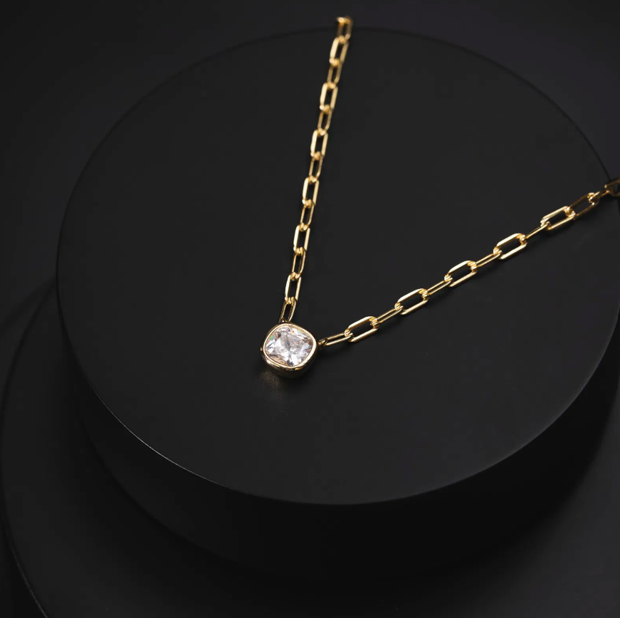 Smykke i forgylt sølv med hvit zirkonia