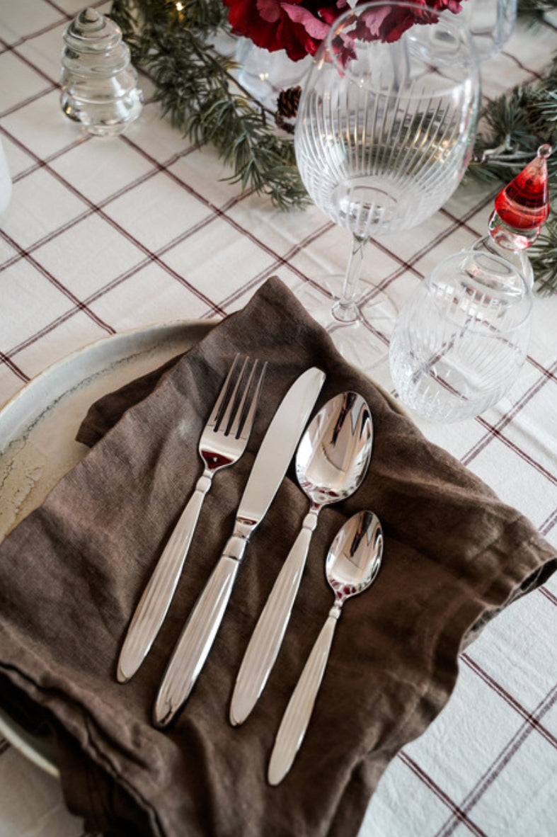 Husnisse med rød lue, 13,6 cm