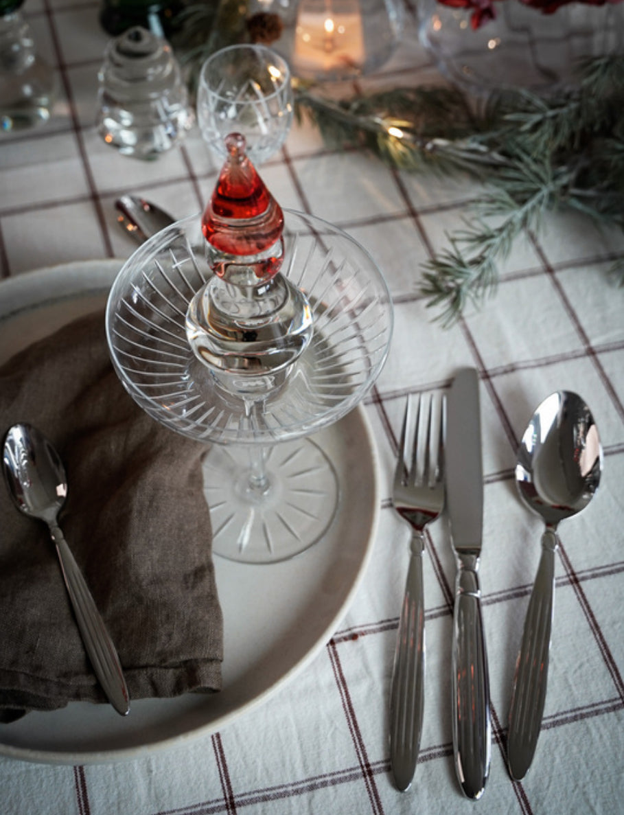 Husnisse med rød lue, 13,6 cm