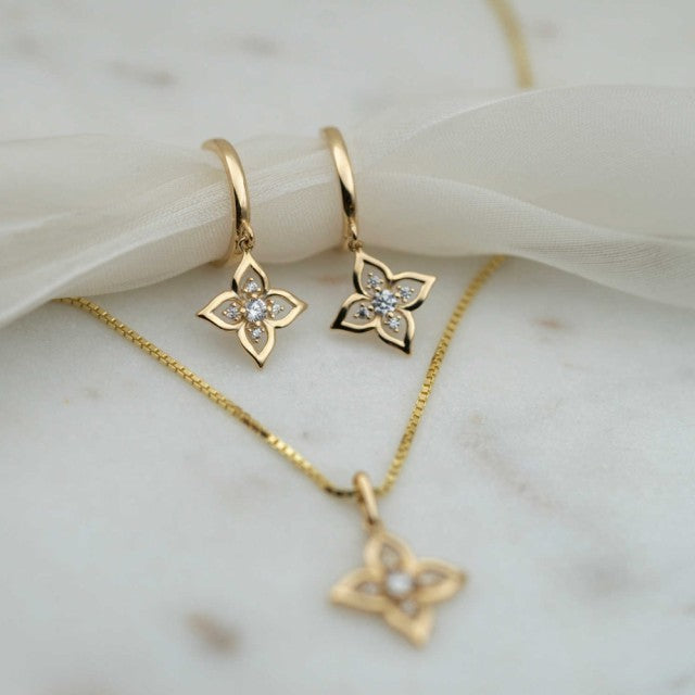 Øreringer i gull med zirkonia