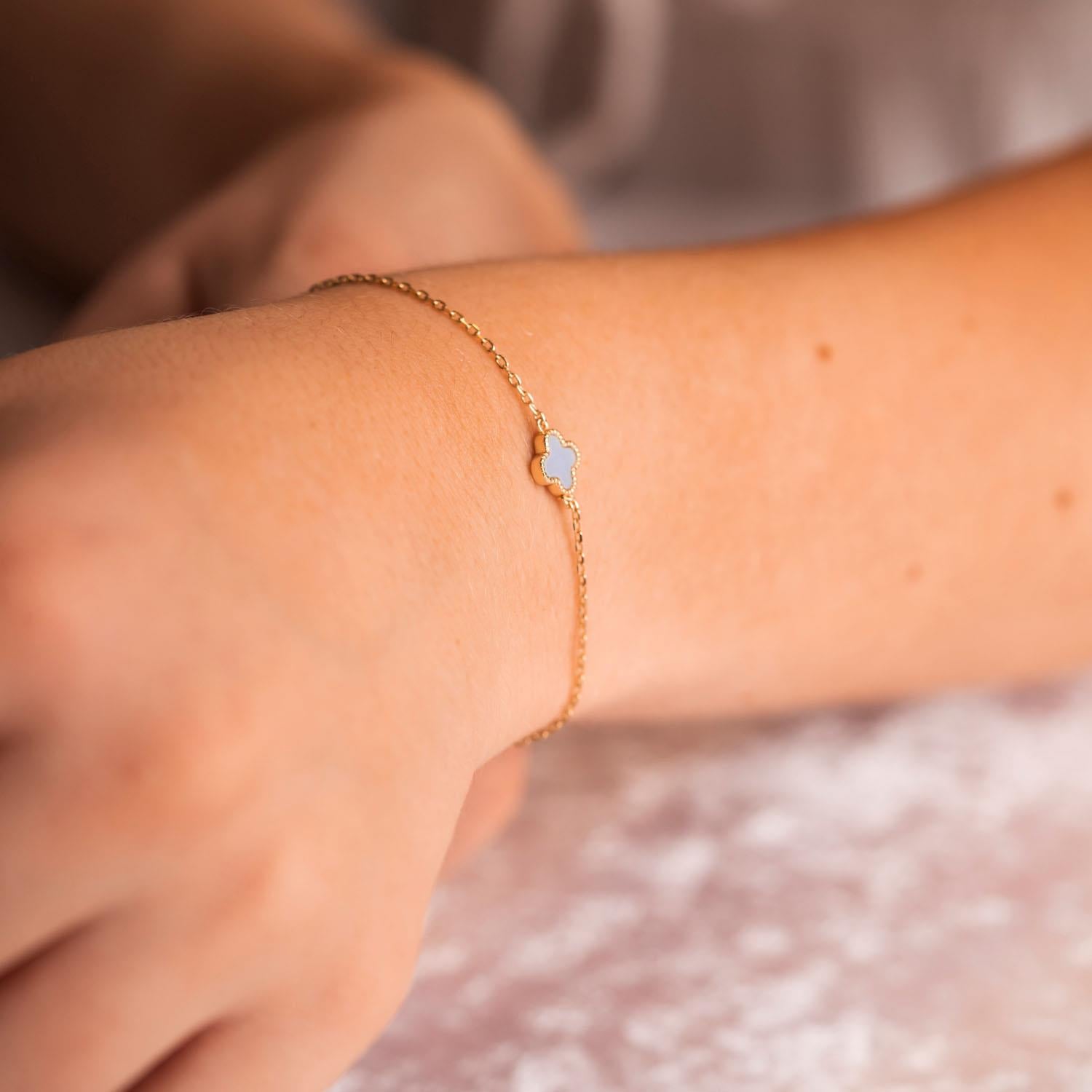 Armbånd i sølv med lys gråblå kløver