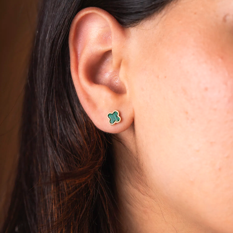 Øredobber i sølv med grønn kløver