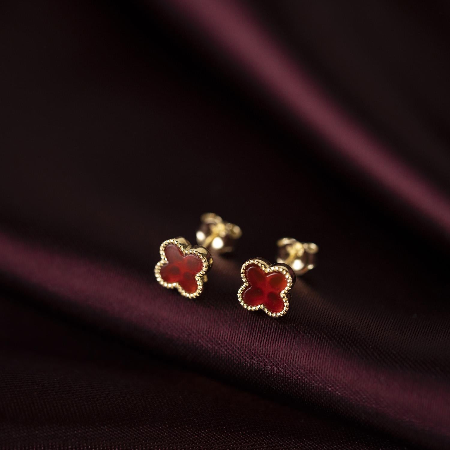 Øredobber i sølv med dyp rød kløver