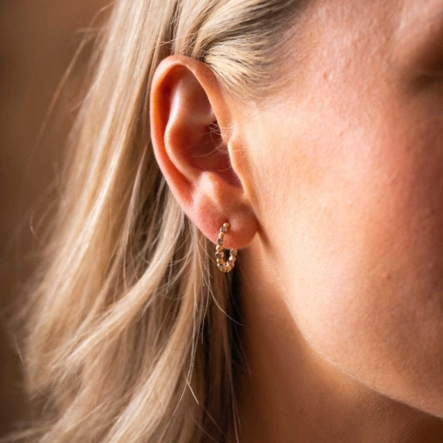 Øreringer i gult- og hvitt gull