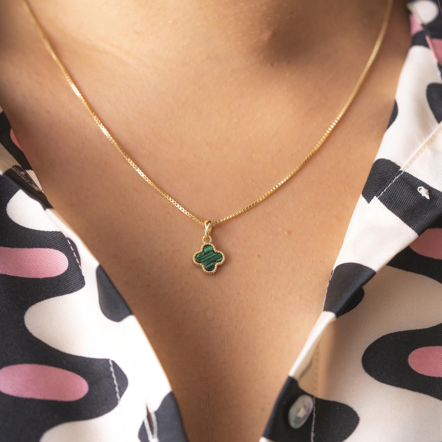 Smykke i sølv med grønn kløver