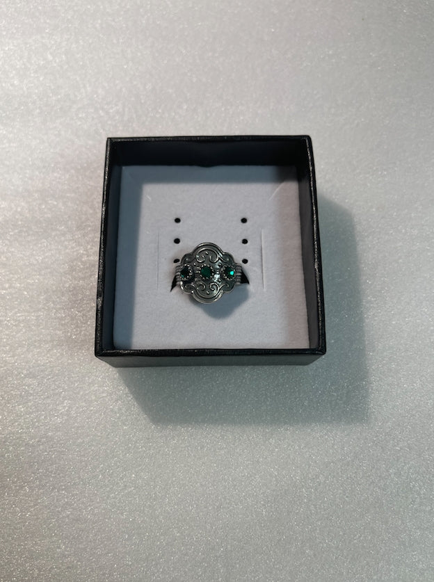 Fjordsylv Bunadsring med grønn stein, oksidert