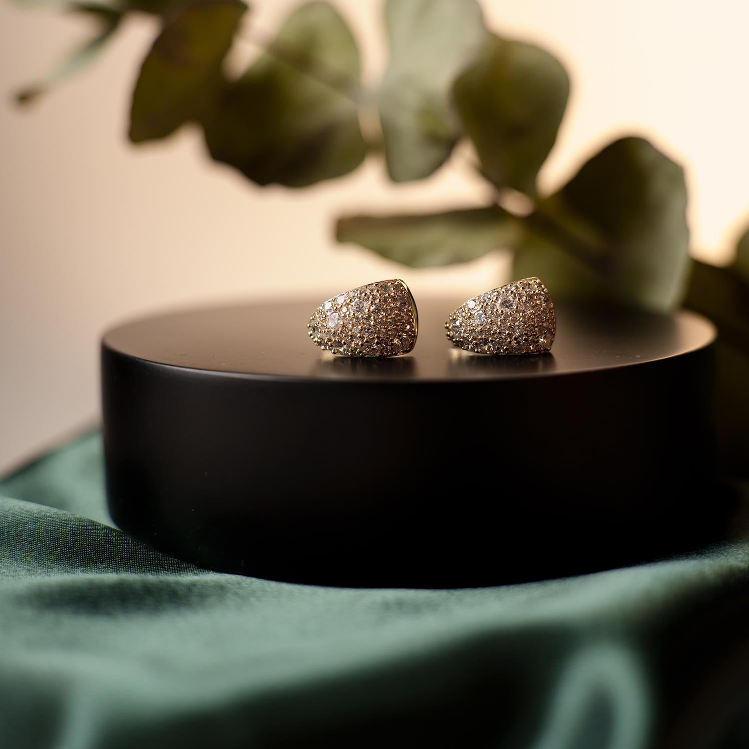 Nora Mørk Øredobber i forgylt sølv med hvit zirkonia