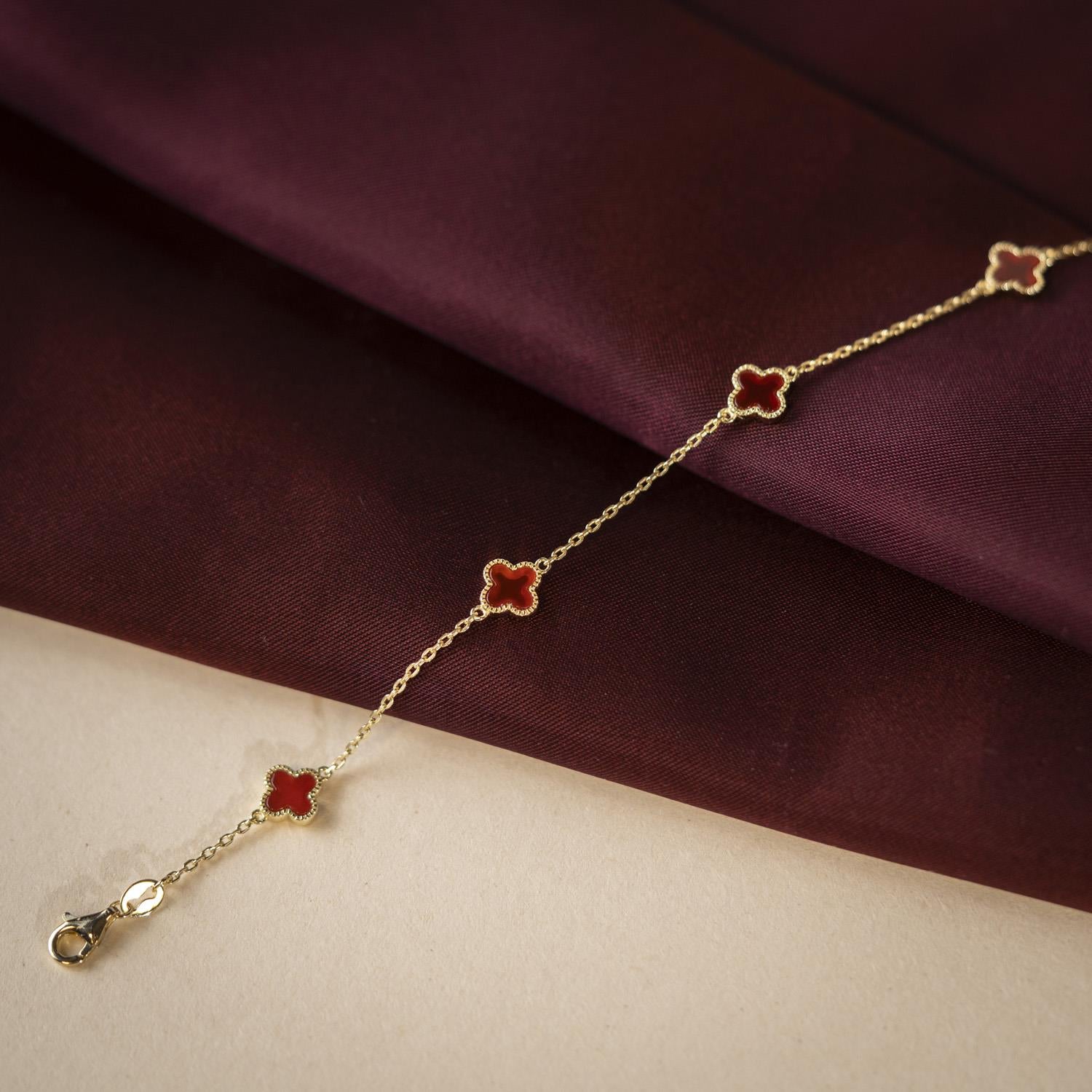 Armbånd i sølv med dyp rød kløver