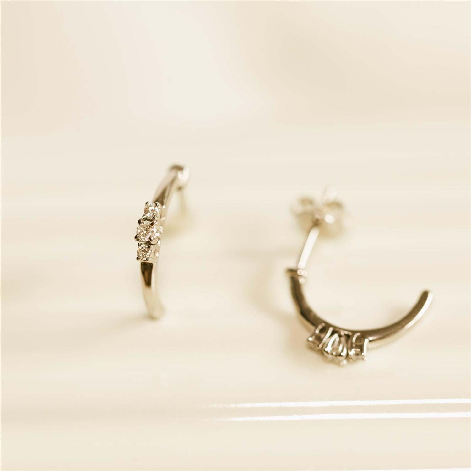 Emma øredobber i gull med diamant 0,12 ct