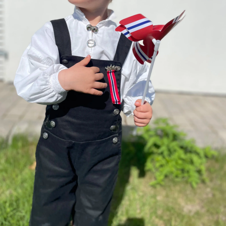 Min første 17. mai-sløyfe med bamse