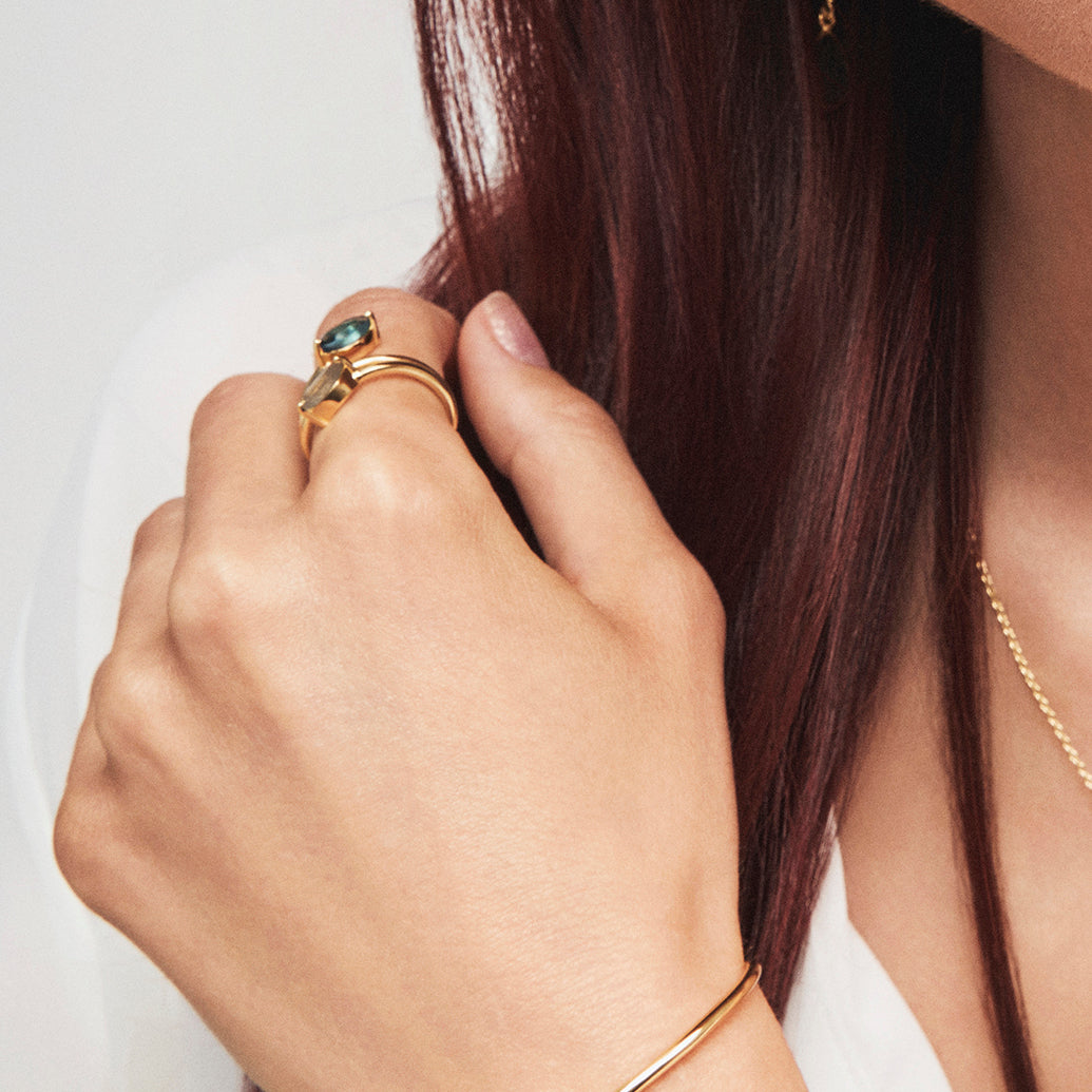 Mirage ring i forgylt sølv med blå stener