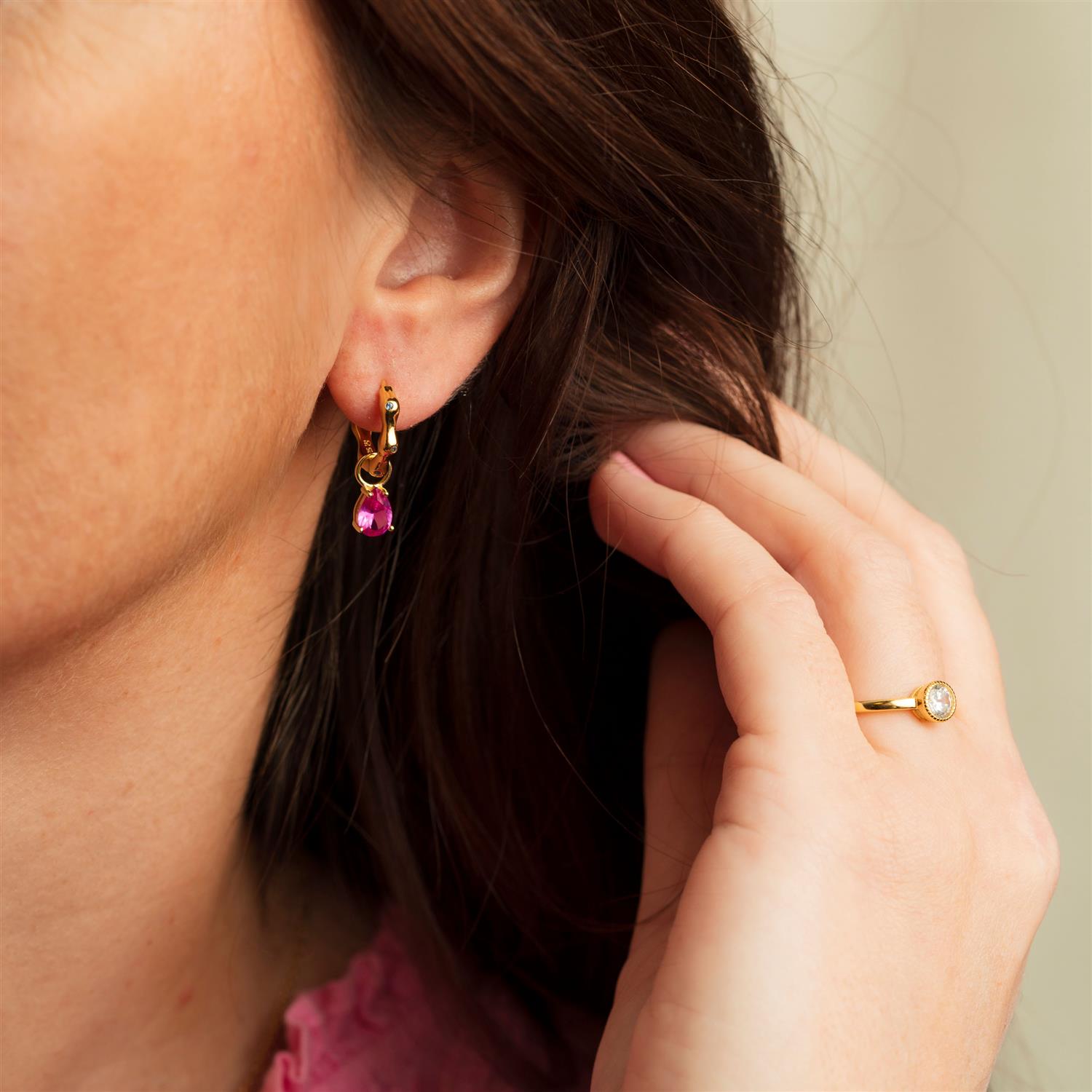 Nora Mørk Drop charms i forgylt sølv med rosa zirkonia