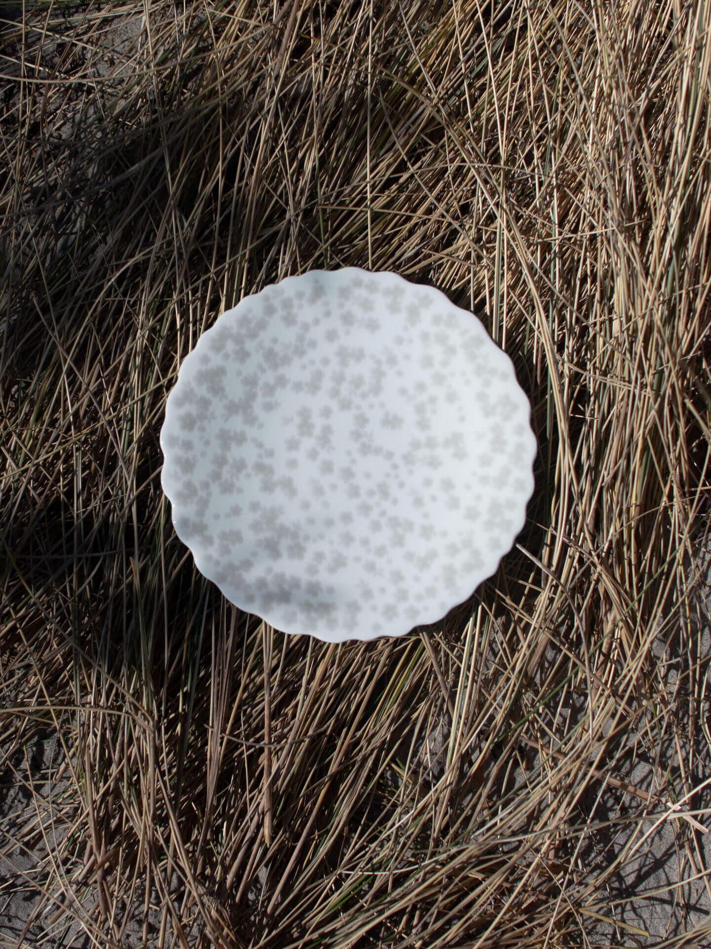 Slåpeblom varmgrå asjett, 21 cm