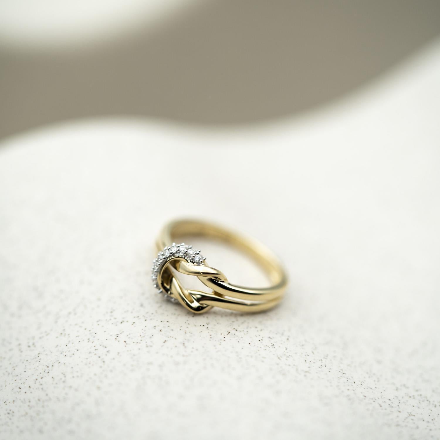 RING I GULL MED DIAMANT 0,15 CT WSI