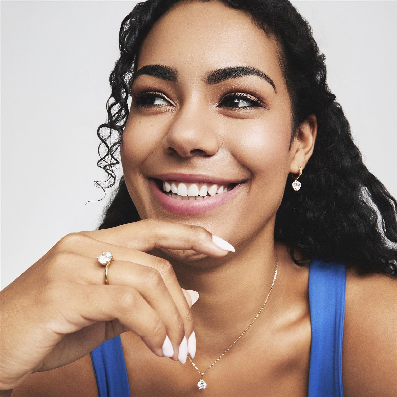 Chloe ring i forgylt sølv med hvit zirkonia