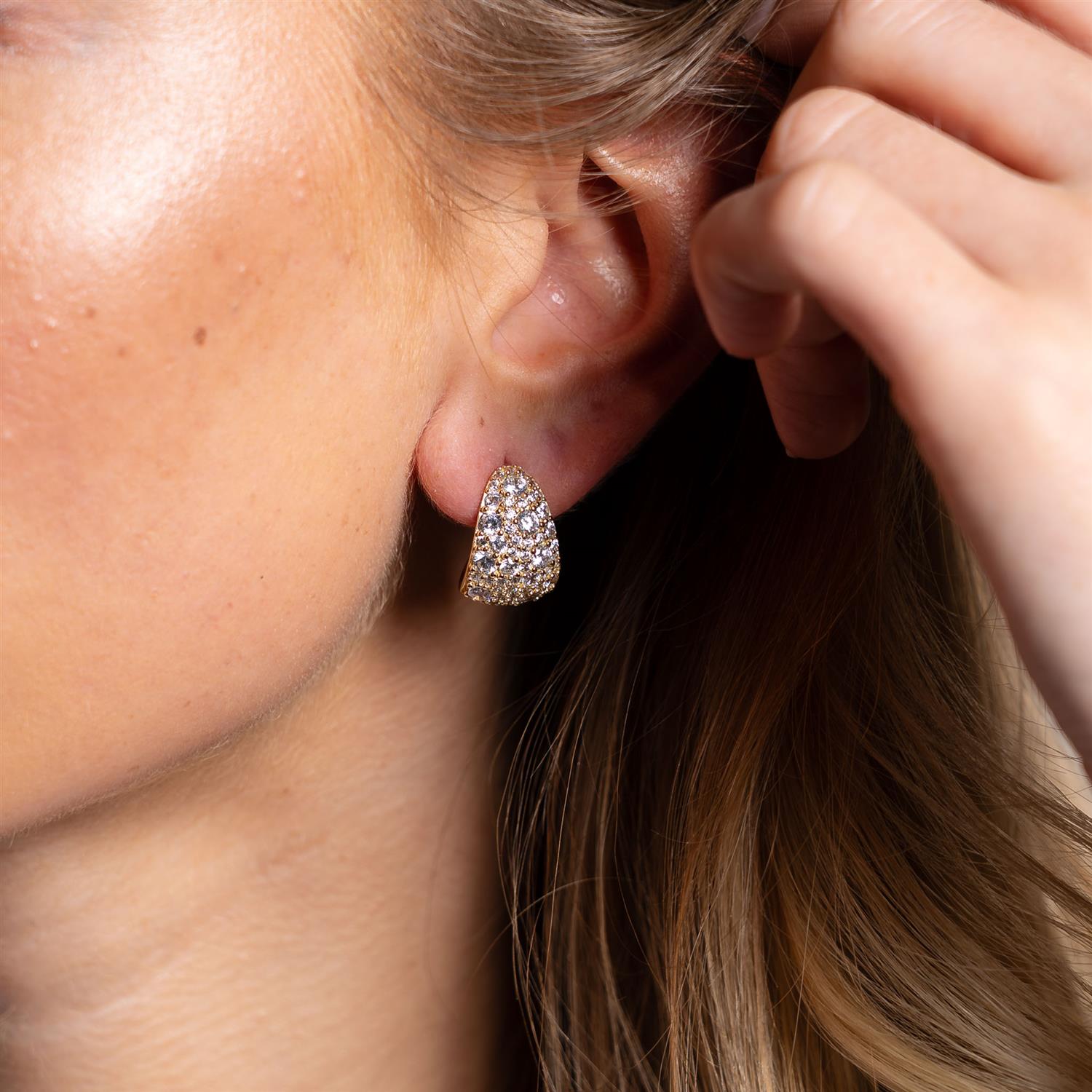 Nora Mørk Øredobber i forgylt sølv med hvit zirkonia