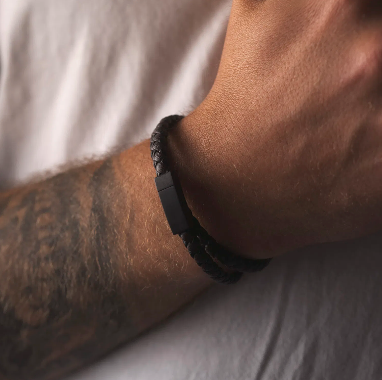 ARMBÅND I STÅL MED SORT/BRUNT SKINN
