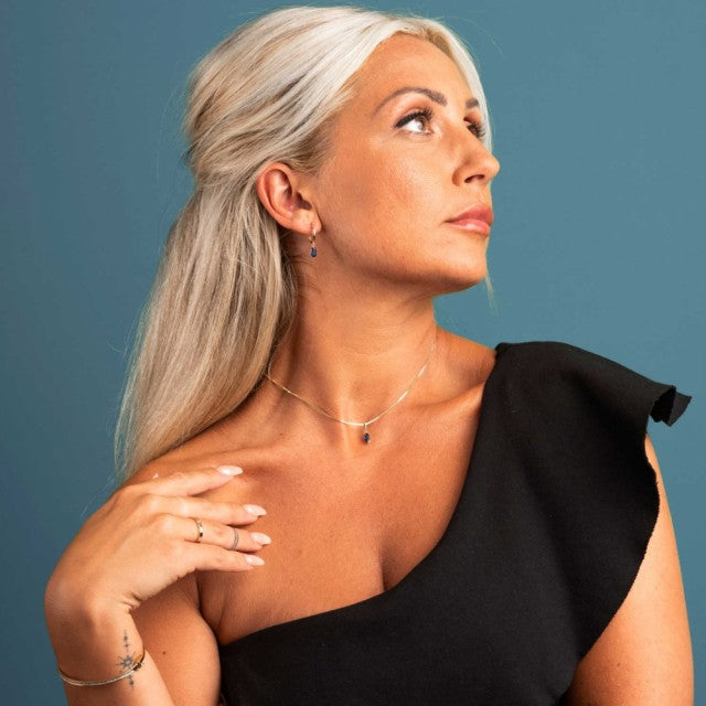 Øreringer i gull med blå zirkonia