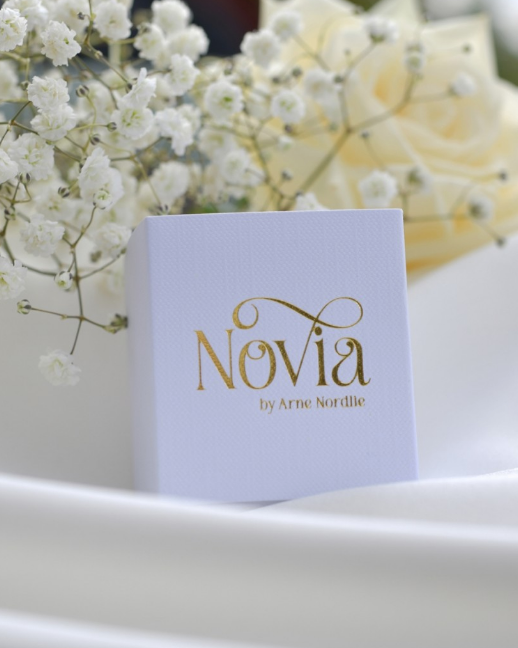 NOVIA BLOMST ØREDOBBER I FORGYLT SØLV, CHAMPAGNEFARGET ZIRKONIA