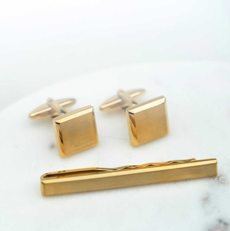 Sett med mansjettknapper og slipsnål, Forgylt